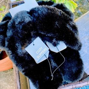 NEW!  Fuzzy, cozy, faux-fur slippers. Black Sz 6.  Open toe.
Crisscross straps.